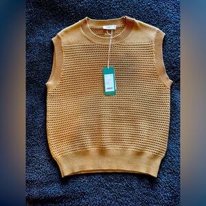 NEVER WORN - CLOSED CREW NECK VEST. SIZE SMALL